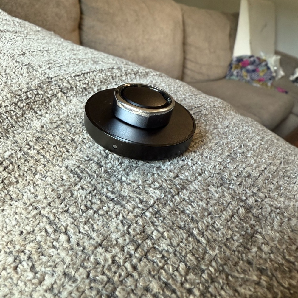Silver Oura Ring - Gen 3 Heritage. Size 10 with charger